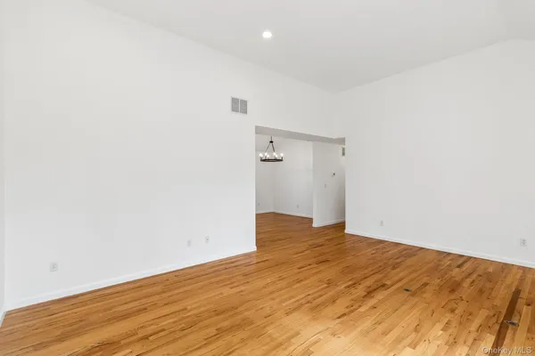 $875,000 | 4 Carols Way, Hampton Bays, NY 11946