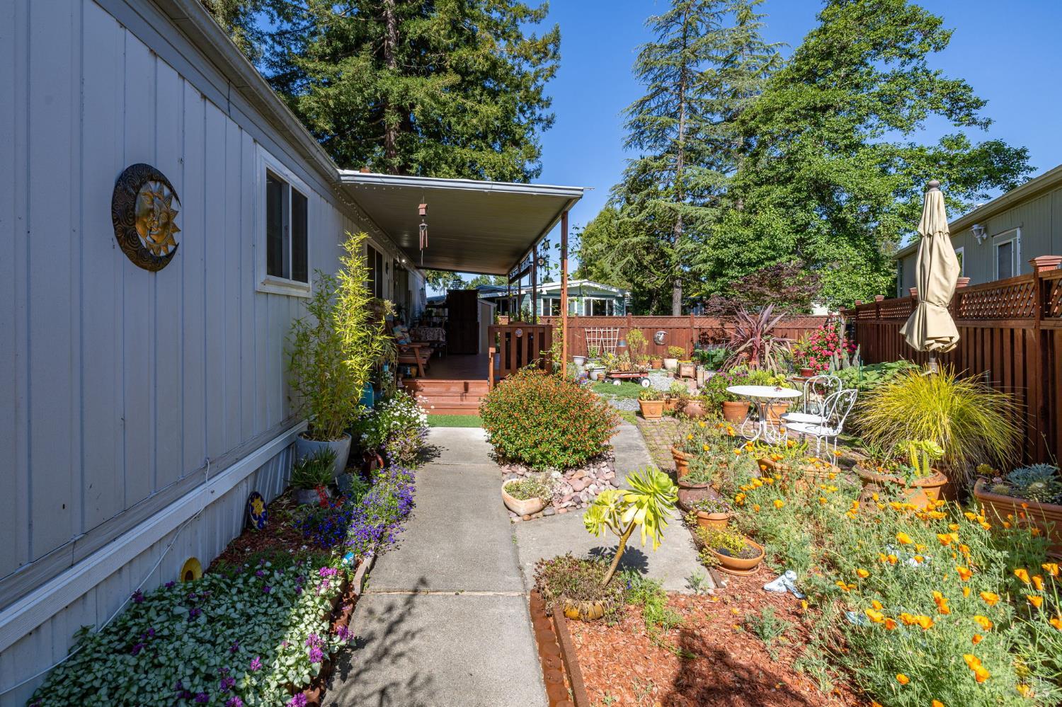 29 Hemlock Court Rohnert Park, CA 94928 - Photo 3 of 28 Entry path