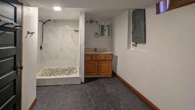 $1,500 | 301 Giles Place, Albert Lea, MN 56007