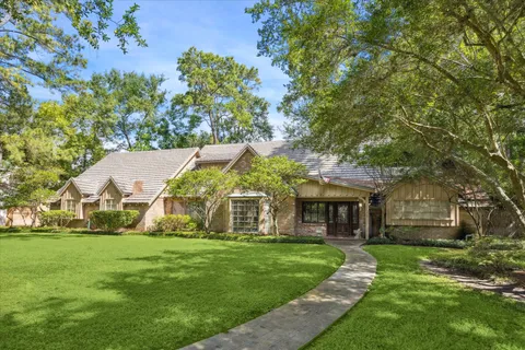 a view of house with a yard