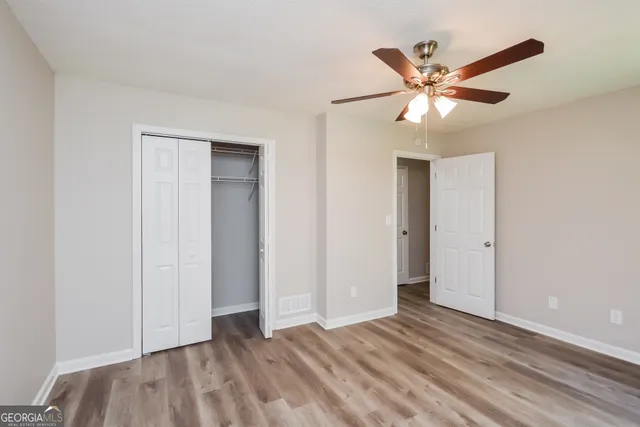 a view of a livingroom with a ceiling fan