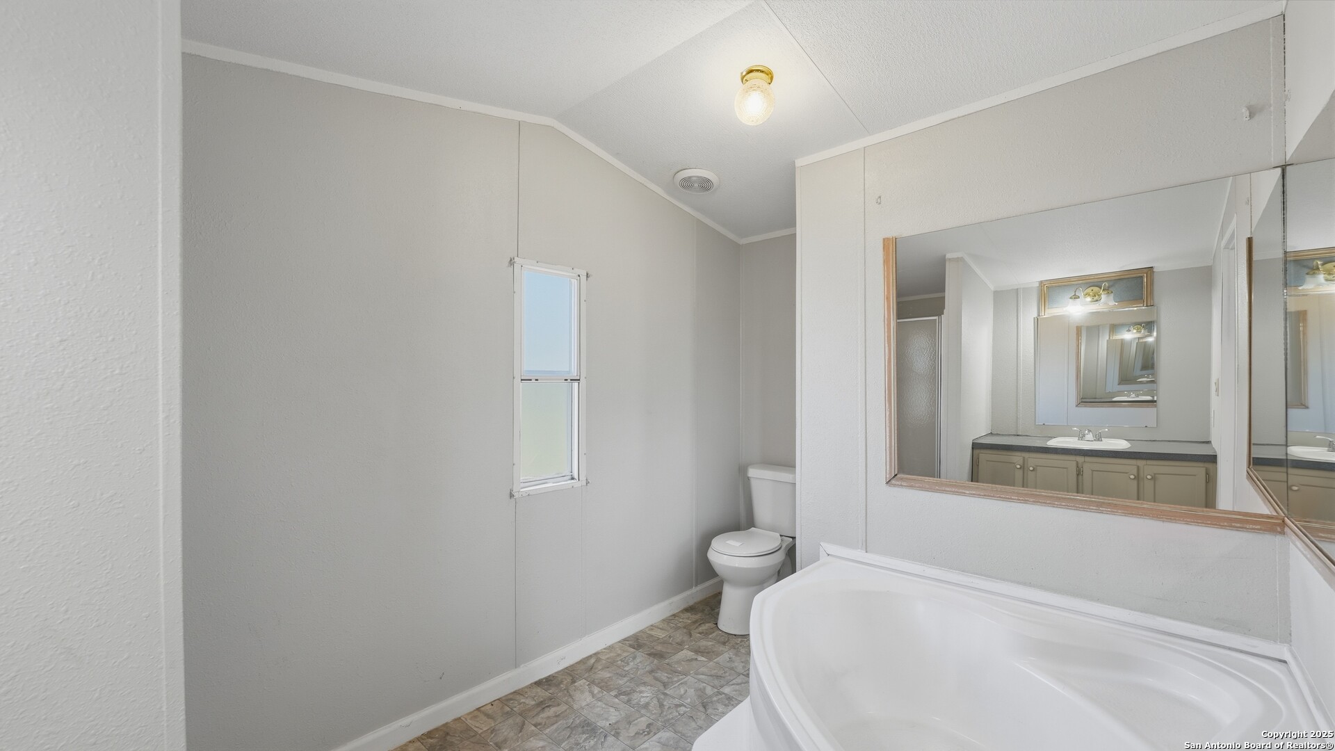 13895 Wisdom Road Atascosa, TX 78002 - Photo 27 of 48 a bathroom with a bathtub and shower