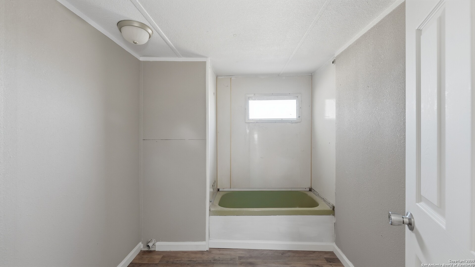 13895 Wisdom Road Atascosa, TX 78002 - Photo 42 of 48 a bathroom with a tub