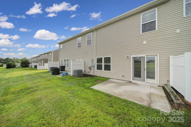 a view of a house with backyard