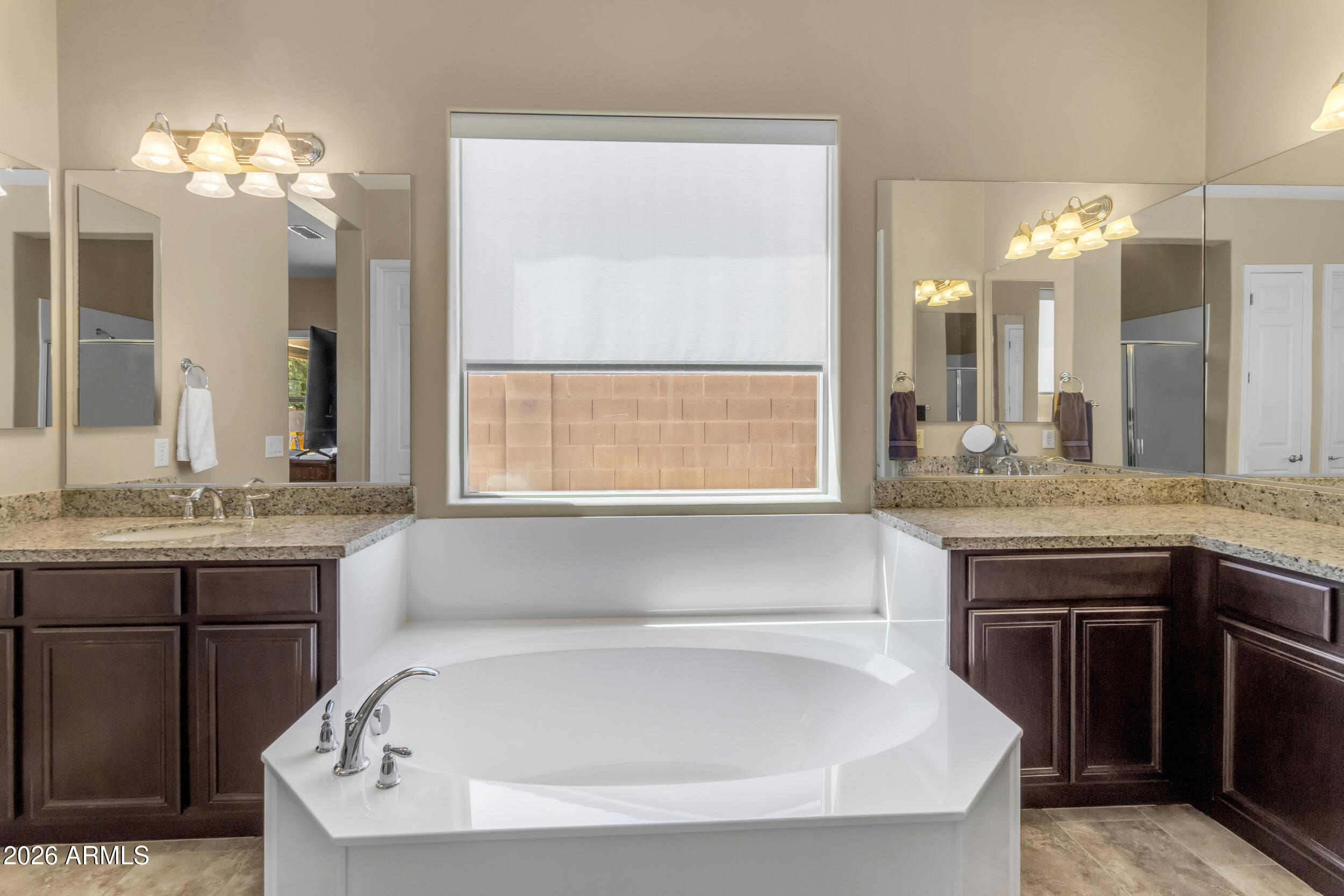 2827 East Muirfield Street Gilbert, AZ 85298 - Photo 36 of 54 Primary Bathtub