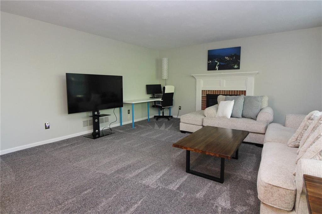 226 Randy Lane Coraopolis, PA 15108 - Photo 4 of 28 Gallery Image 4