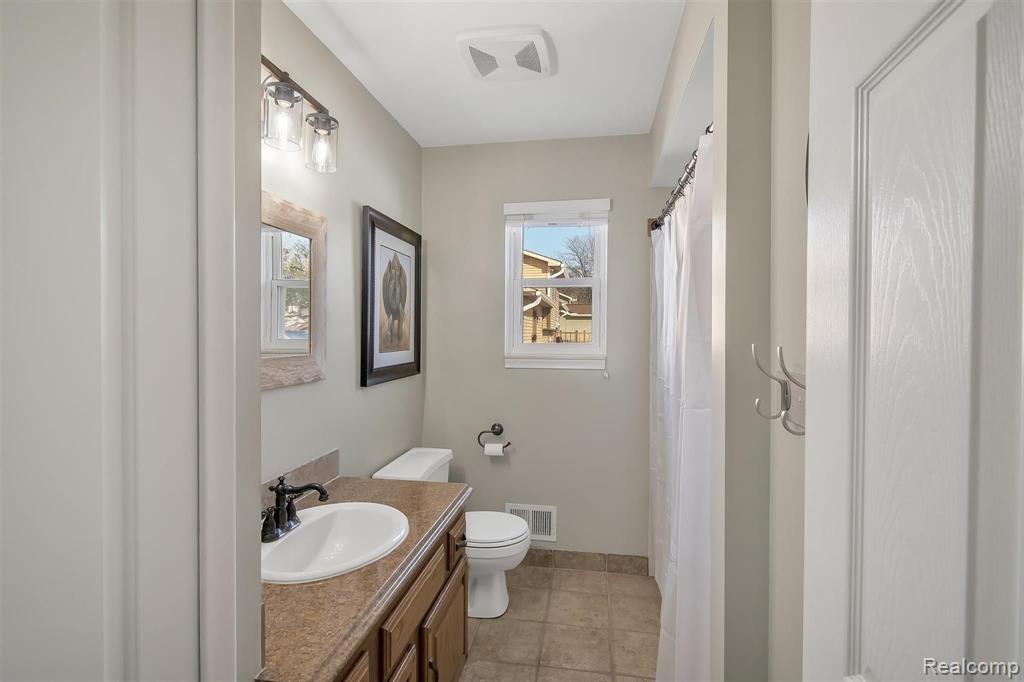 3677 Dearborn Avenue Rochester Hills, MI 48309 - Photo 14 of 28