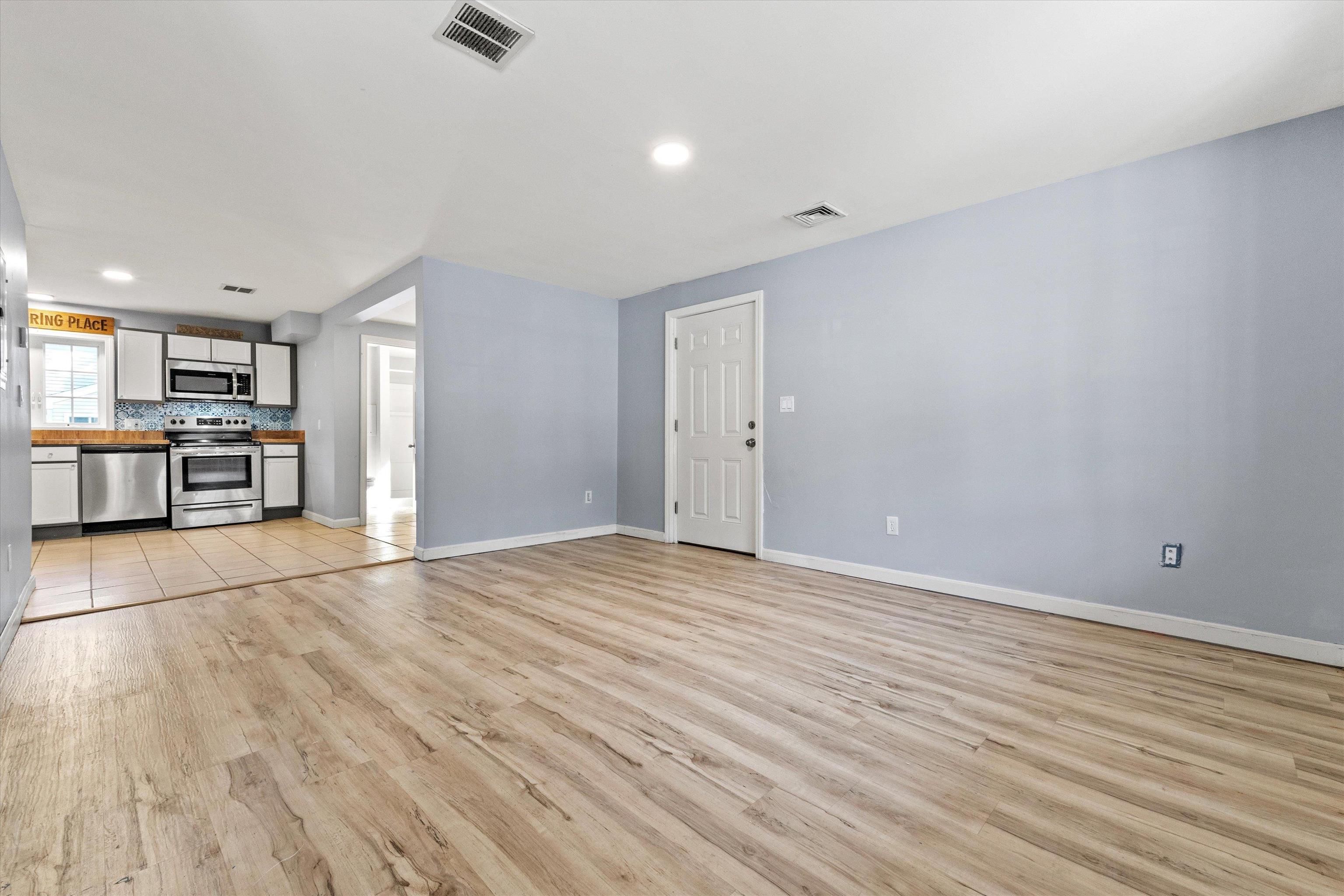 33 West Elmhurst Avenue, Unit B Manchester, NH 03103 - Photo 3 of 22