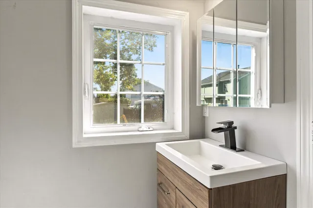 $320,000 | 33 West Elmhurst Avenue, Unit B, Manchester, NH 03103