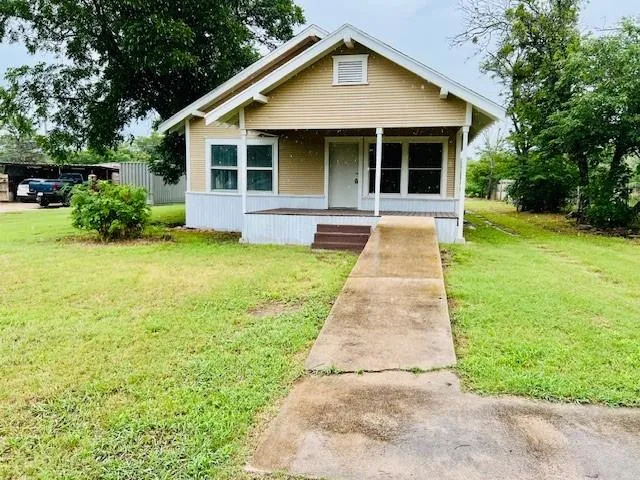 a view of a yard in front of house