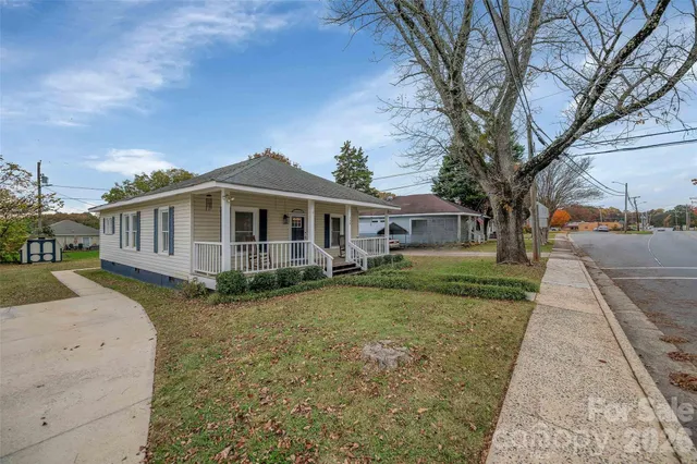 a view of a yard in front of house
