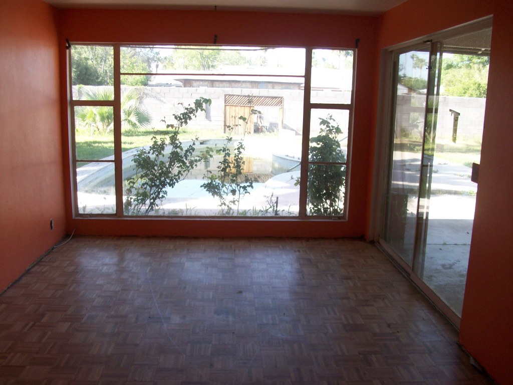 1402 West Bethany Home Road Phoenix, AZ 85013 - Photo 2 of 4 Living Room
