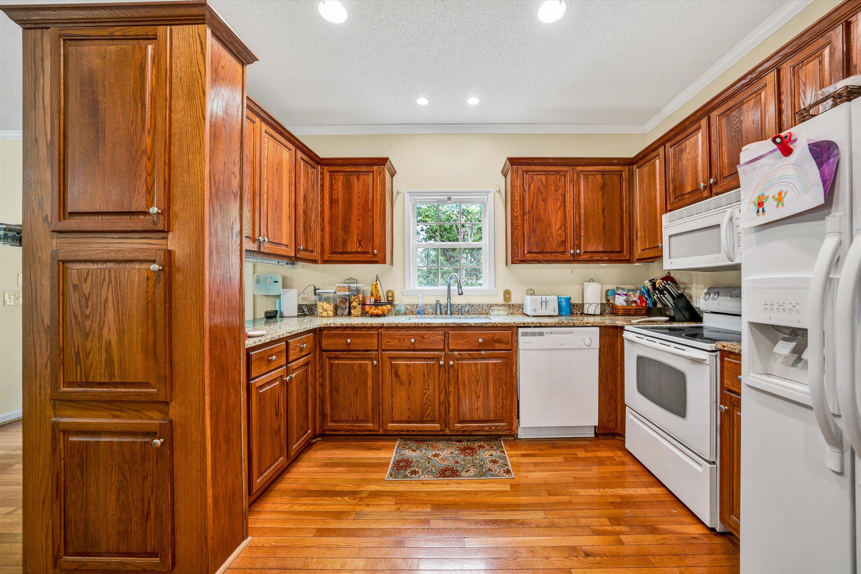6570 Shingle Rdg Road Roanoke, VA 24018 - Photo 14 of 37 Kitchen w cabinetry