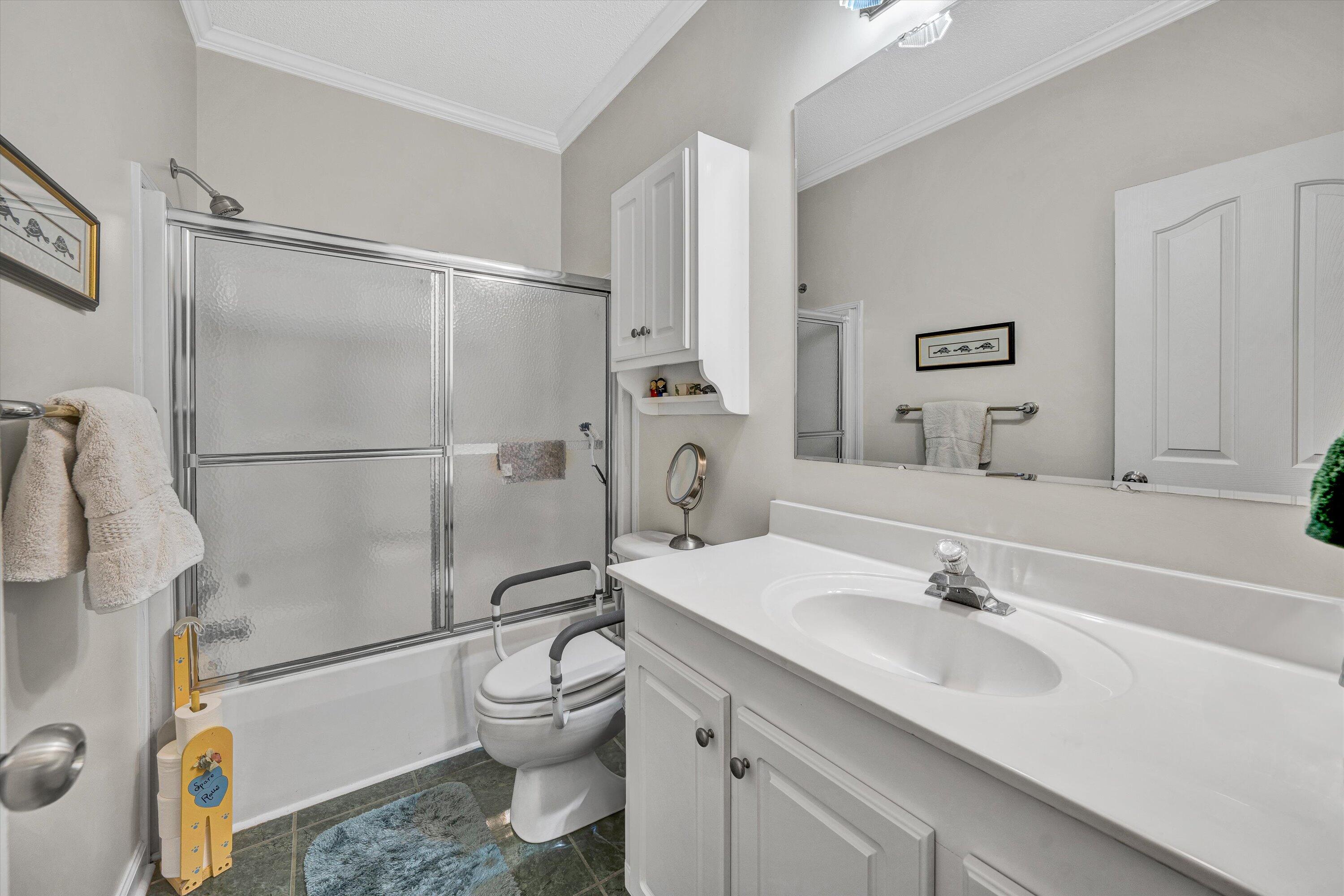 6570 Shingle Rdg Road Roanoke, VA 24018 - Photo 27 of 37 Full Hall Bathroom