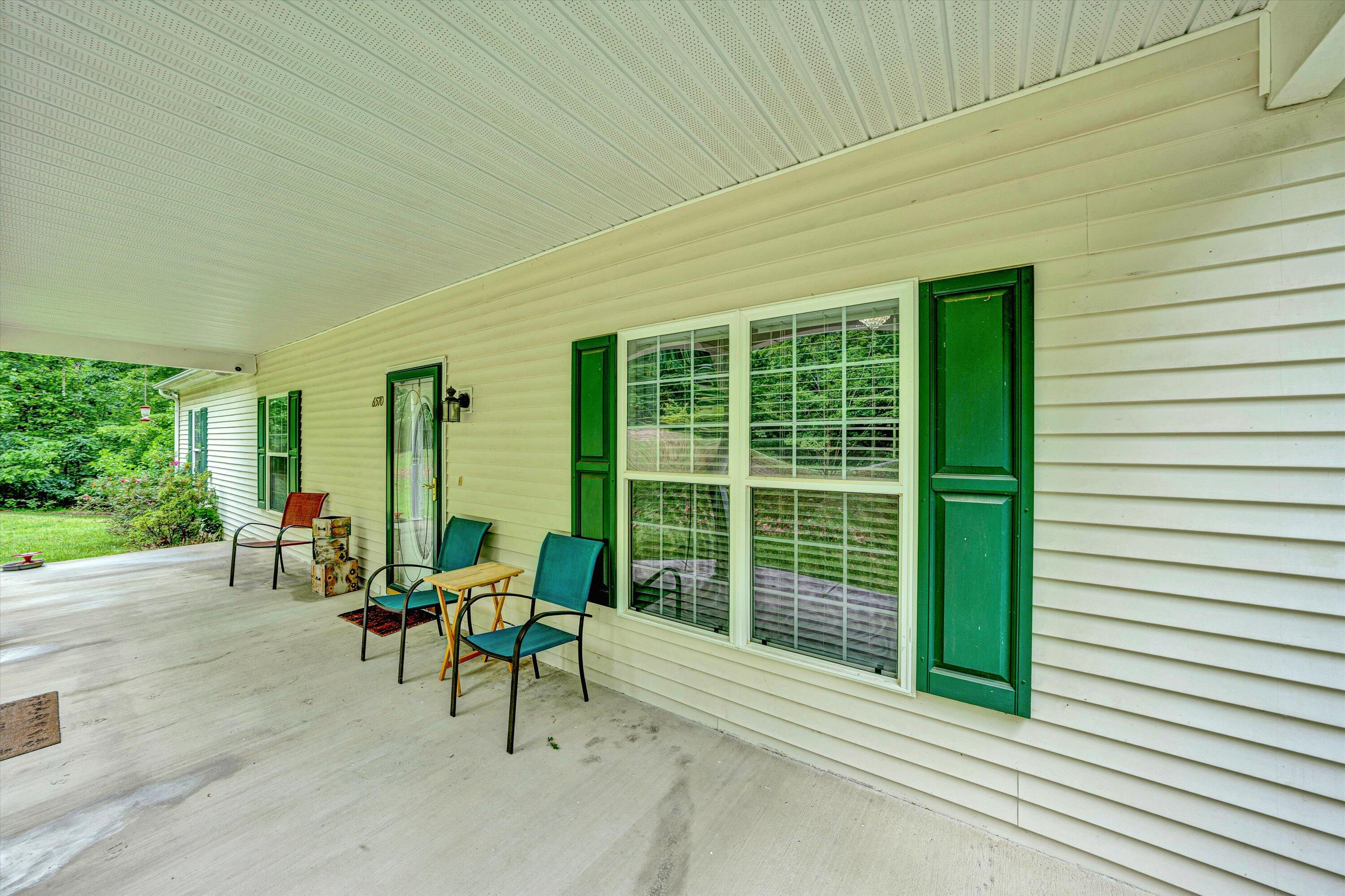 6570 Shingle Rdg Road Roanoke, VA 24018 - Photo 7 of 37 Living Room Windows