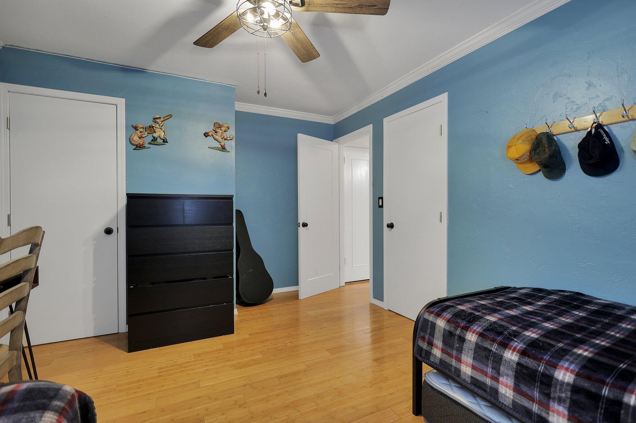 720 Lakeview Drive Redding, CA 96001 - Photo 25 of 38 a bedroom with a bed and a dresser