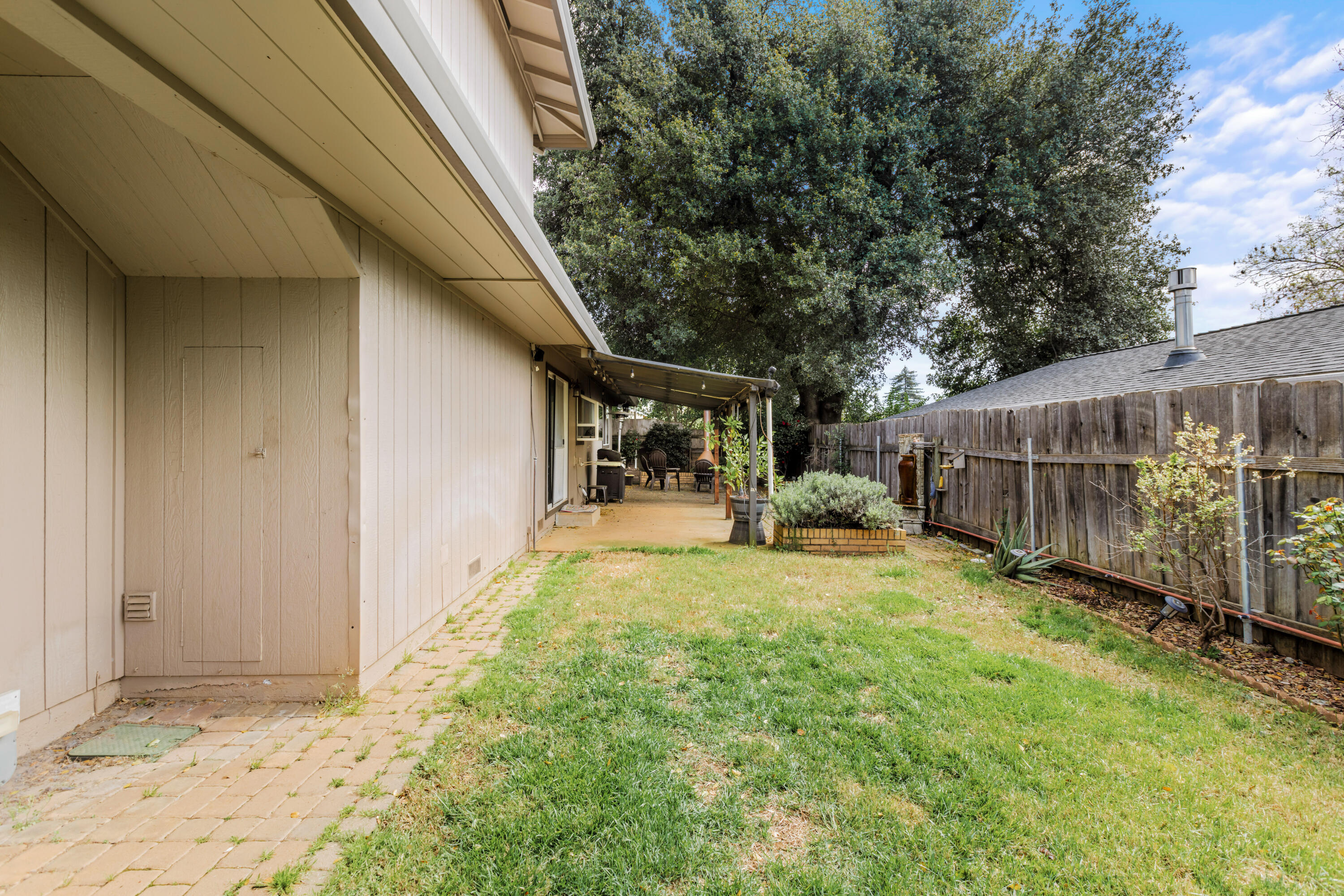 720 Lakeview Drive Redding, CA 96001 - Photo 37 of 38 a view of a backyard