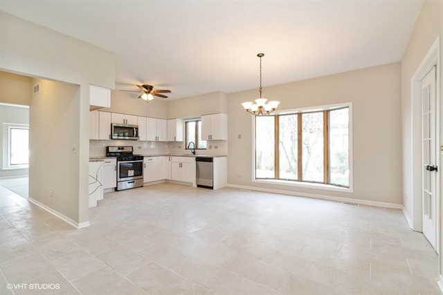 154 Bent Tree Lane New Lenox, IL 60451 - Photo 8 of 25 a view of a kitchen with furniture and a chandelier