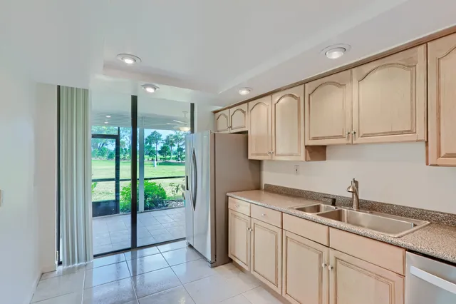 $2,500 | 5390 Woodland Lakes Drive, Unit 102, Palm Beach Gardens, FL 33418