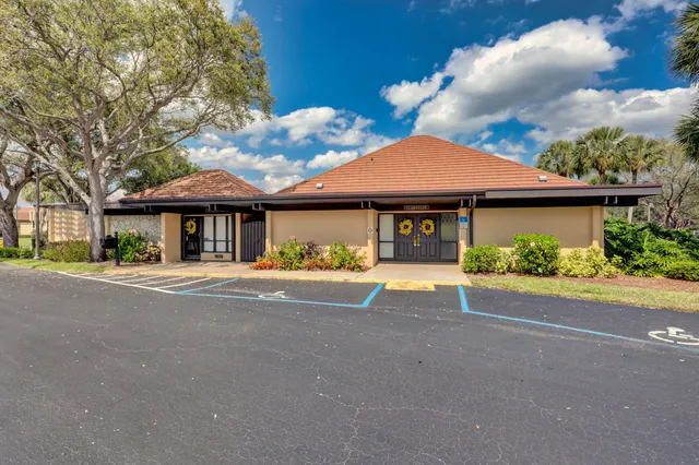 $2,500 | 5390 Woodland Lakes Drive, Unit 102, Palm Beach Gardens, FL 33418