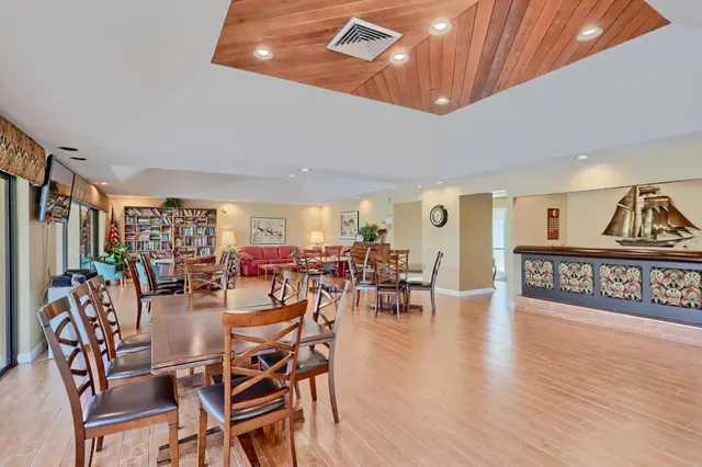 $2,500 | 5390 Woodland Lakes Drive, Unit 102, Palm Beach Gardens, FL 33418