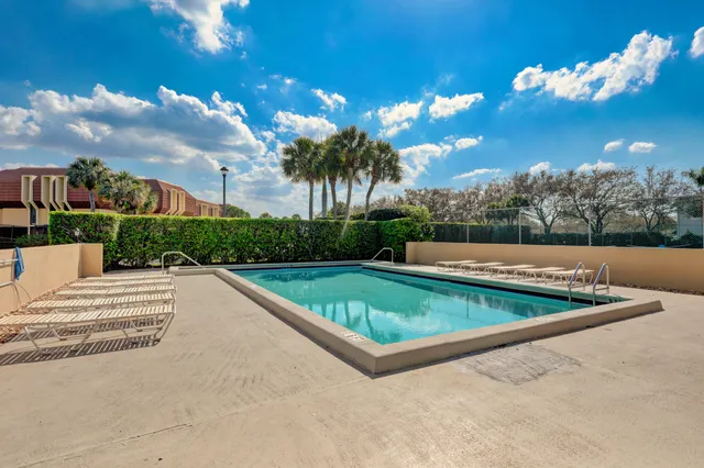 $2,950 | 5390 Woodland Lakes Drive, Unit 102, Palm Beach Gardens, FL 33418