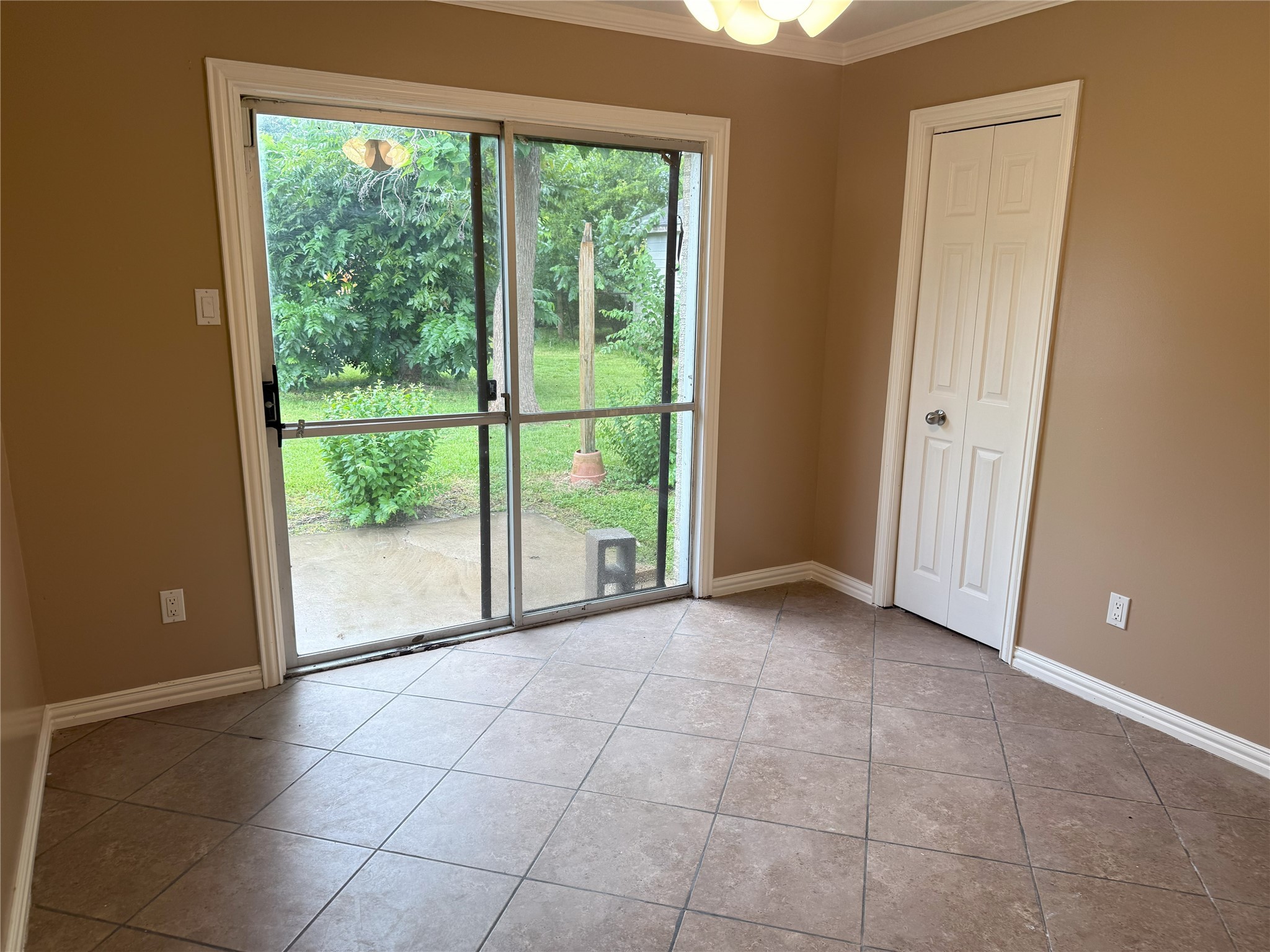 12727 Zavalla Street Houston, TX 77085 - Photo 6 of 8 a view of an empty room with a window
