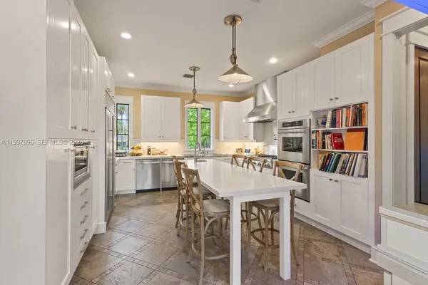 $6,950,000 | 685 Harbor Lane, Key Biscayne, FL 33149