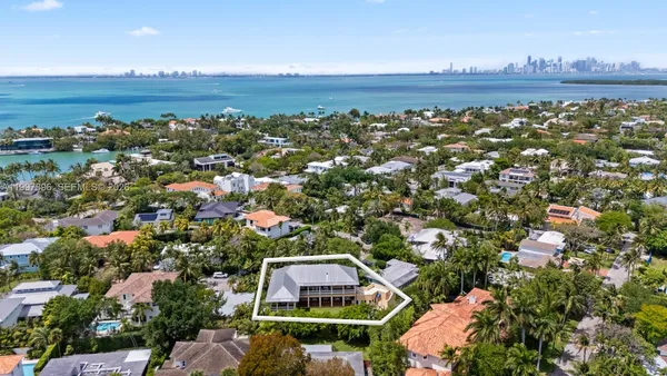 $6,950,000 | 685 Harbor Lane, Key Biscayne, FL 33149