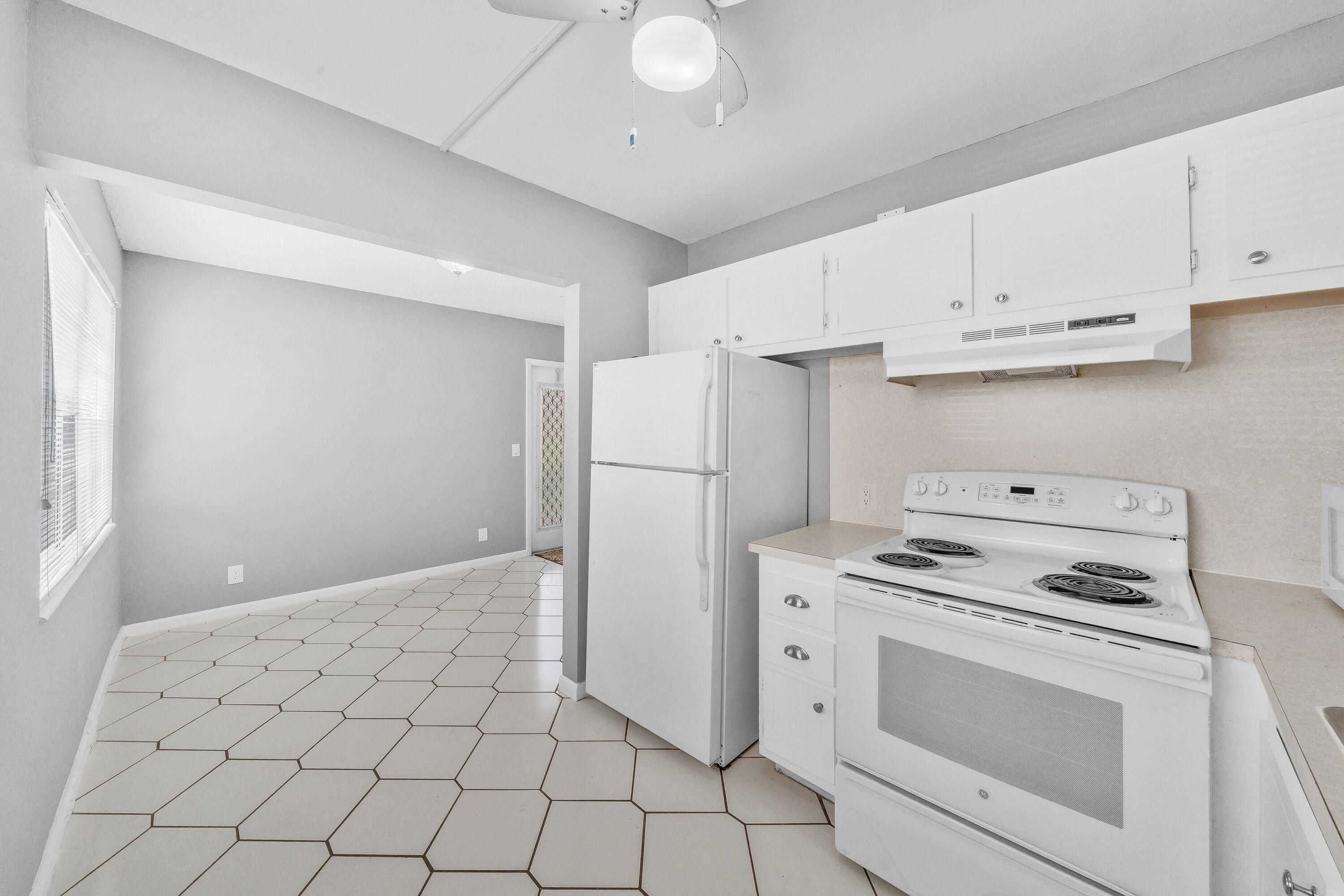 308 Fanshaw H, Unit 308 Boca Raton, FL 33434 - Photo 10 of 54 19 Kitchen (3)