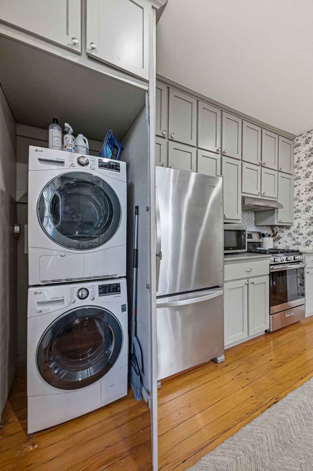 306 West 44th Street, Unit A Austin, TX 78751 - Photo 21 of 38 a kitchen with a washer and dryer