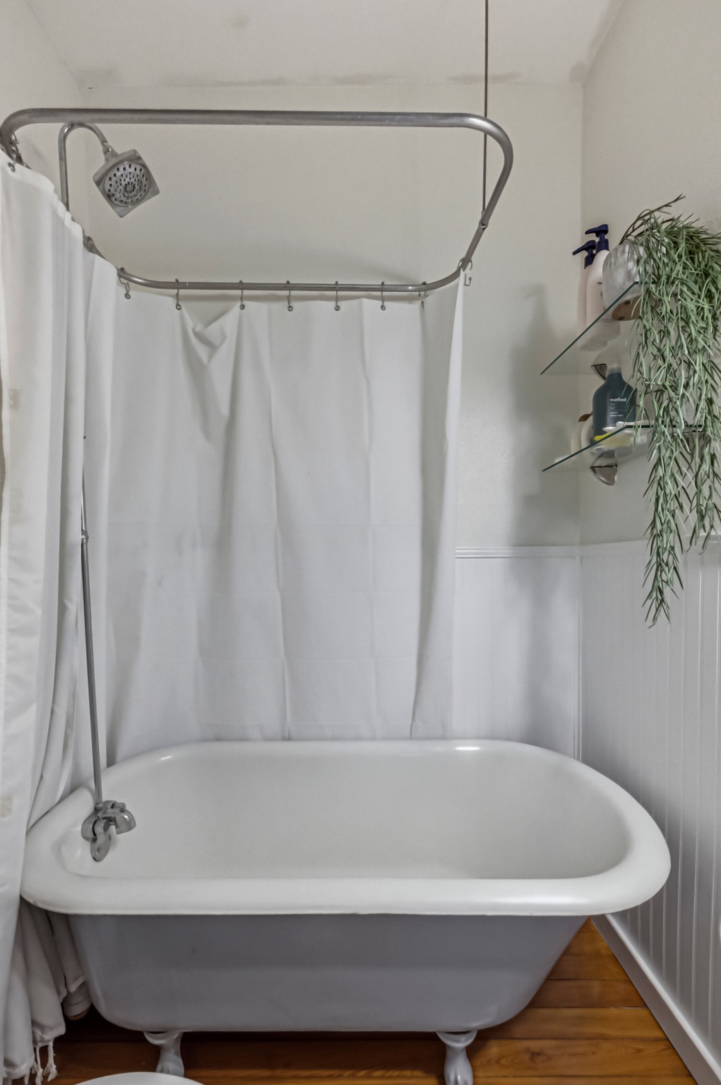 306 West 44th Street, Unit A Austin, TX 78751 - Photo 31 of 38 a bathroom with a bathtub and shower