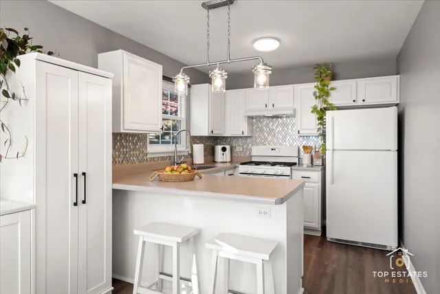 $225,000 | 310 Buckingham Circle, Unit B, Elgin, IL 60120