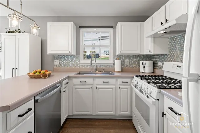 $225,000 | 310 Buckingham Circle, Unit B, Elgin, IL 60120