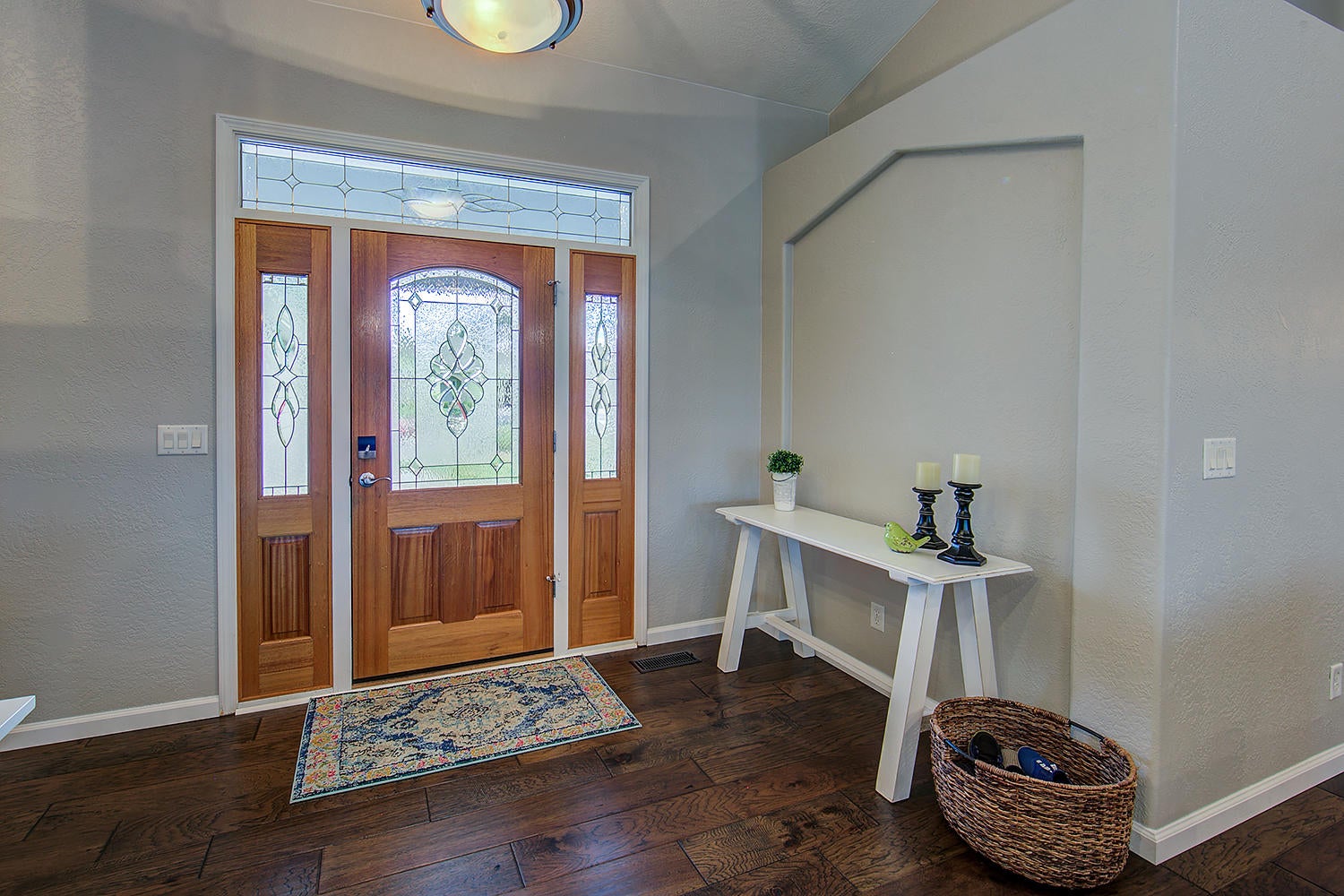 509 Ridgeway Avenue Central Point, OR 97502 - Photo 5 of 32 Front Door Inside 1