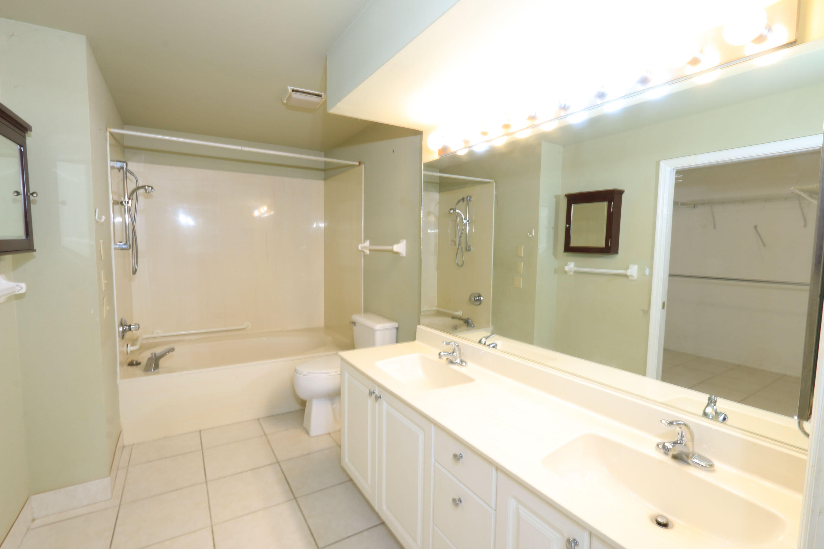 4074 Gator Trace Road Fort Pierce, FL 34982 - Photo 15 of 30 Primary Bath
