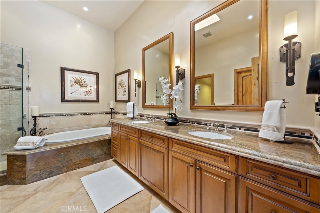 57205 Merion La Quinta, CA 92253 - Photo 21 of 53 Primary en suite bathroom