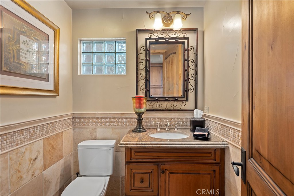 57205 Merion La Quinta, CA 92253 - Photo 30 of 53 Hall bathroom, bathroom 5