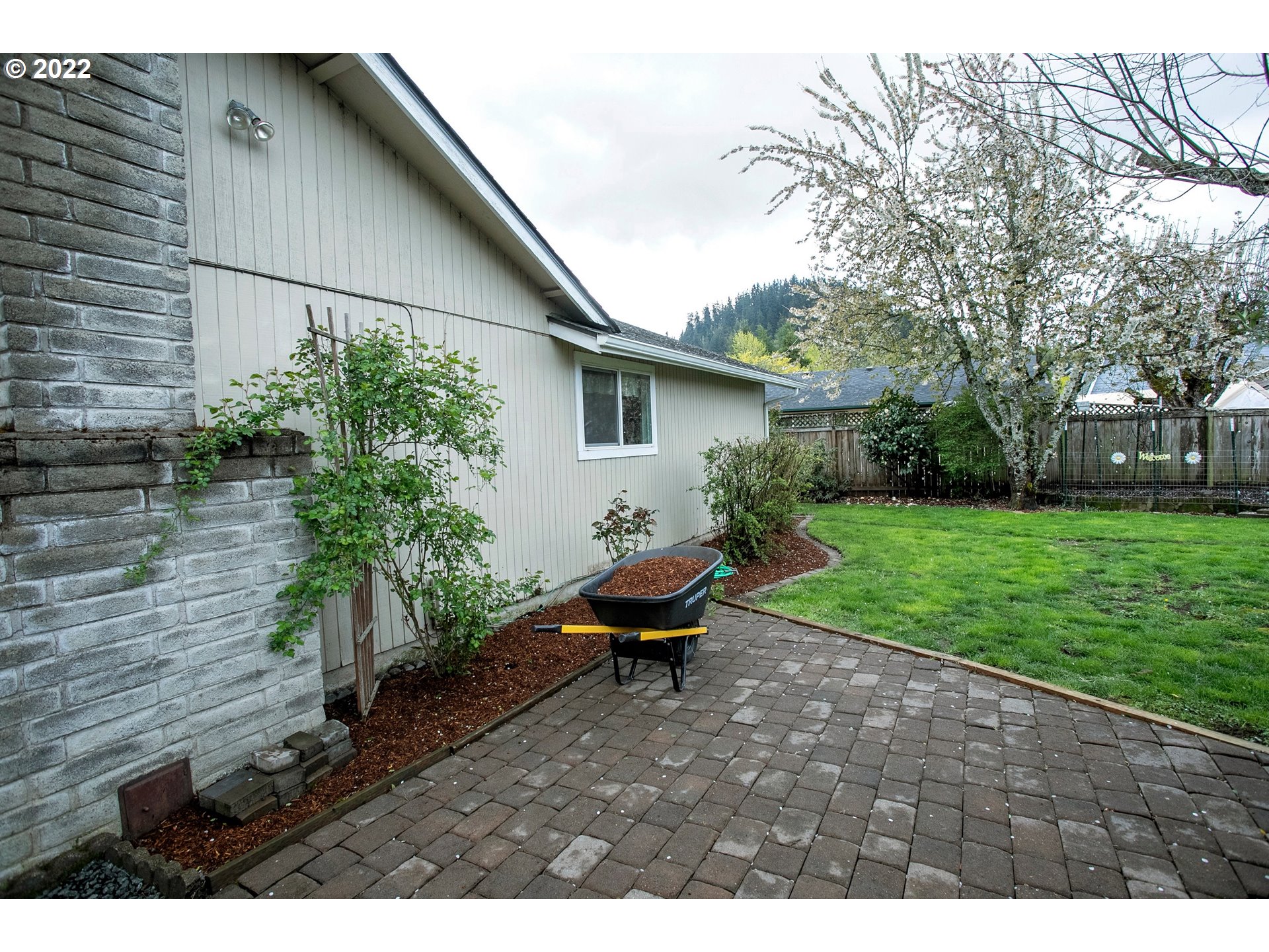 6305 C Street Springfield, OR 97478 - Photo 32 of 32 a view of a backyard with sitting area