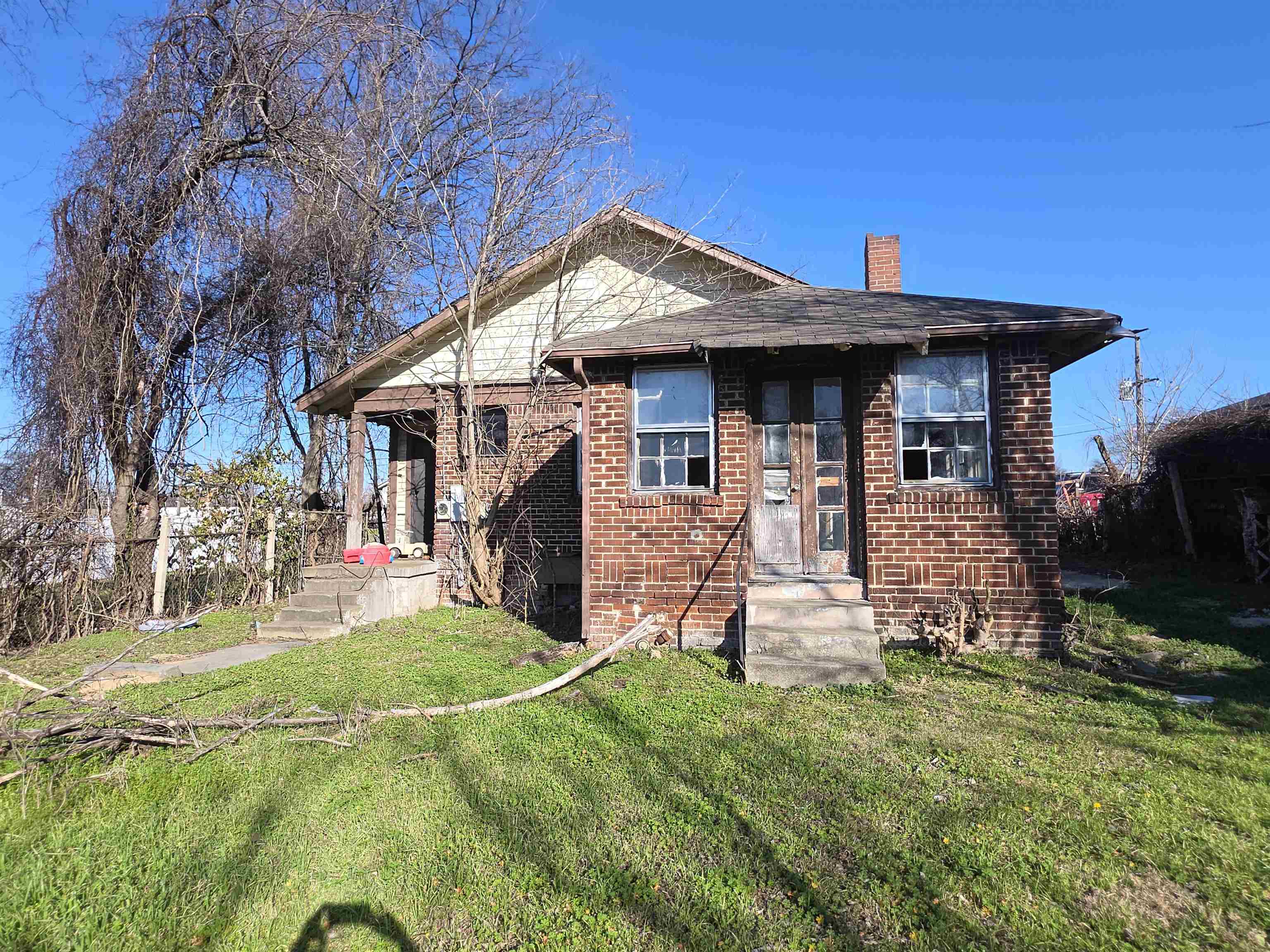 599 Lester Street Memphis, TN 38112 - Photo 12 of 15 front view of a house with a yard