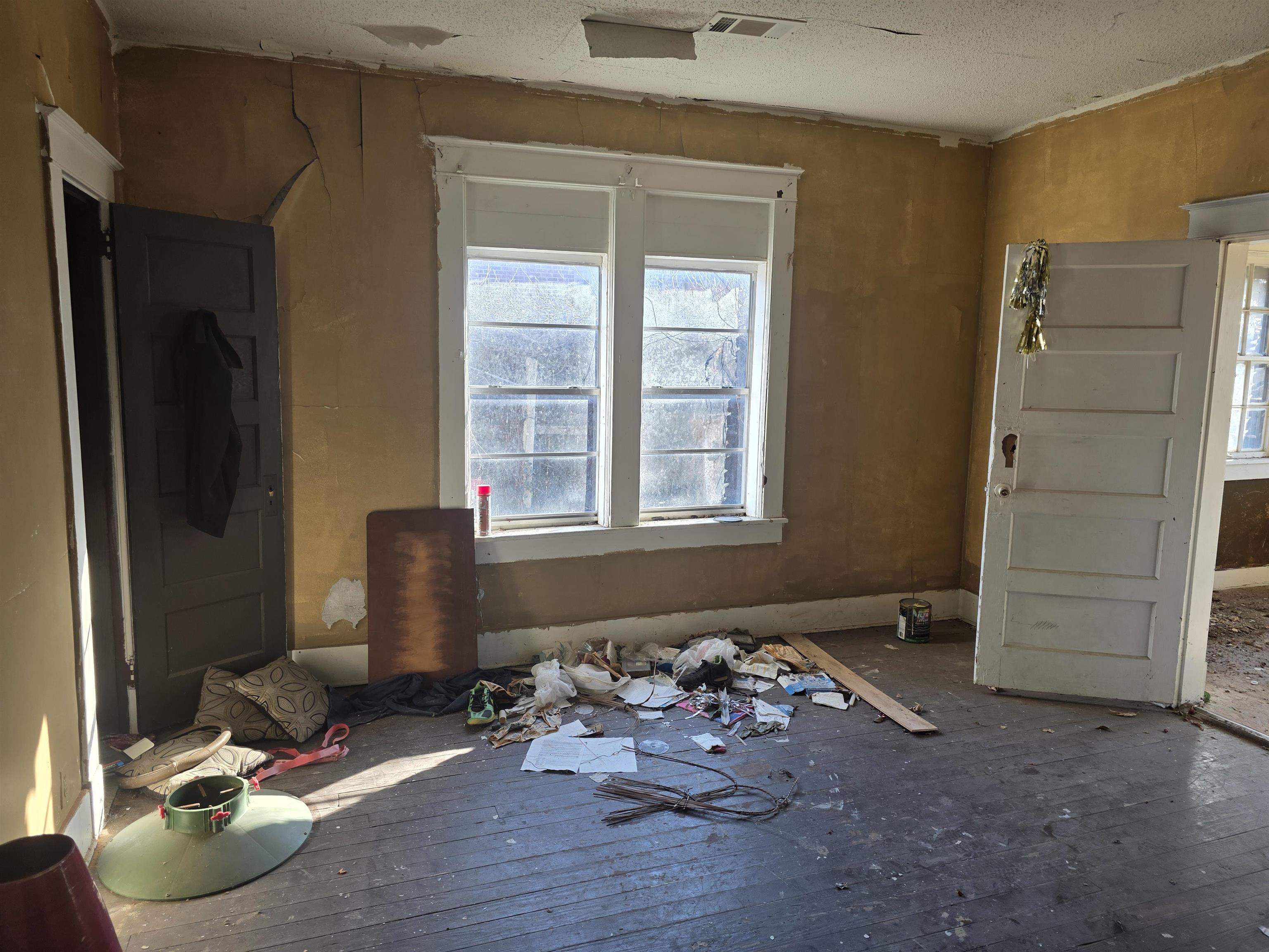 599 Lester Street Memphis, TN 38112 - Photo 6 of 15 a living room with furniture and a window