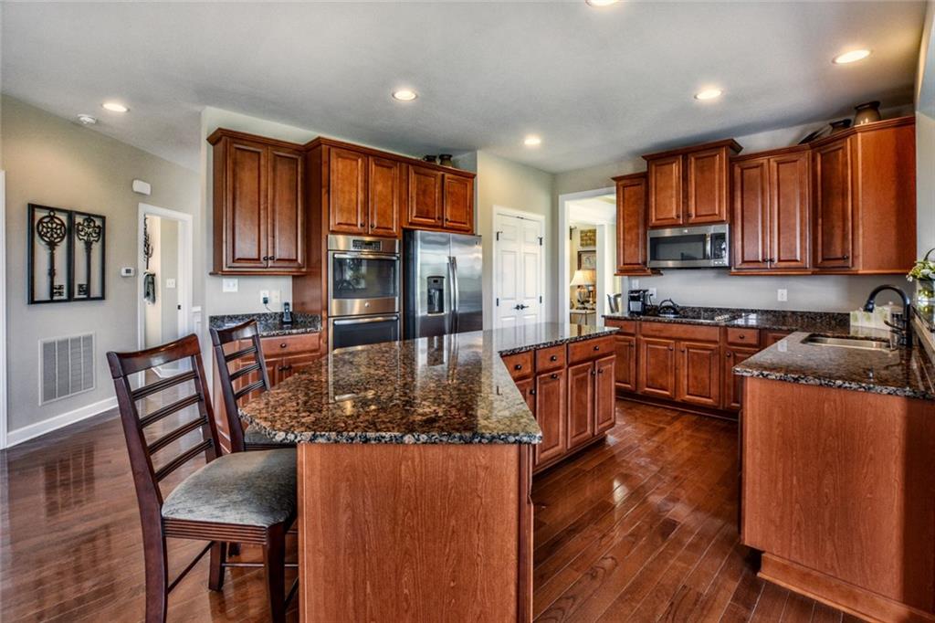 Kitchen w/Morning Room, Center Island, Hardwood Floors, Granite Countertops, Stainless Appliances, 42" Cabinets, Pantry & Recessed Lighting