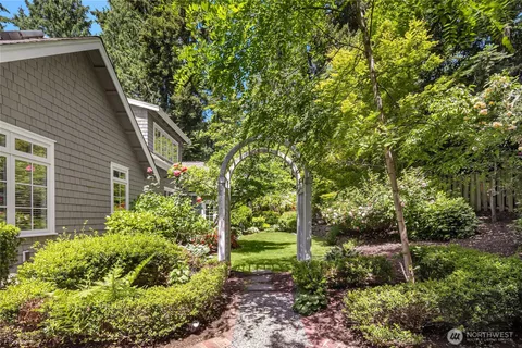 $3,150,000 | 2720 105th Avenue Southeast, Bellevue, WA 98004