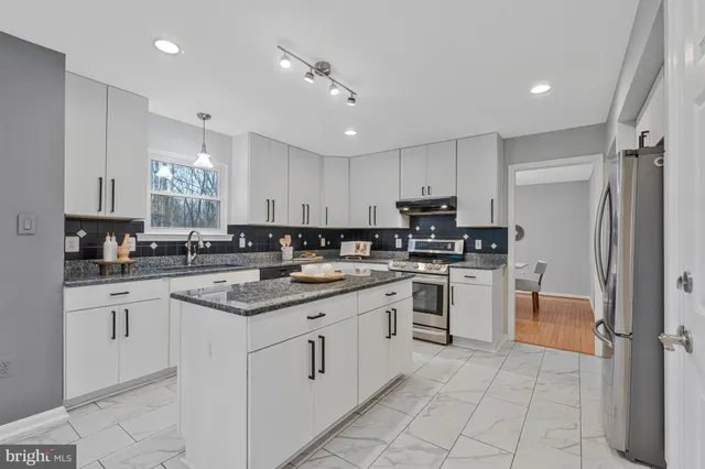 $950,000 | 814 Potomac Ridge Court, Sterling, VA 20164