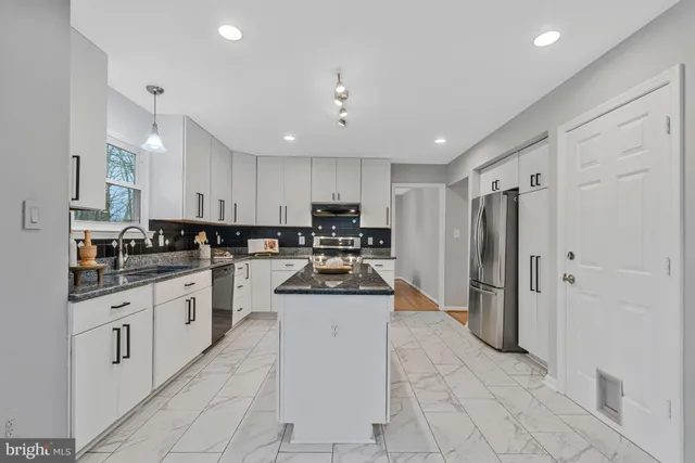 $950,000 | 814 Potomac Ridge Court, Sterling, VA 20164