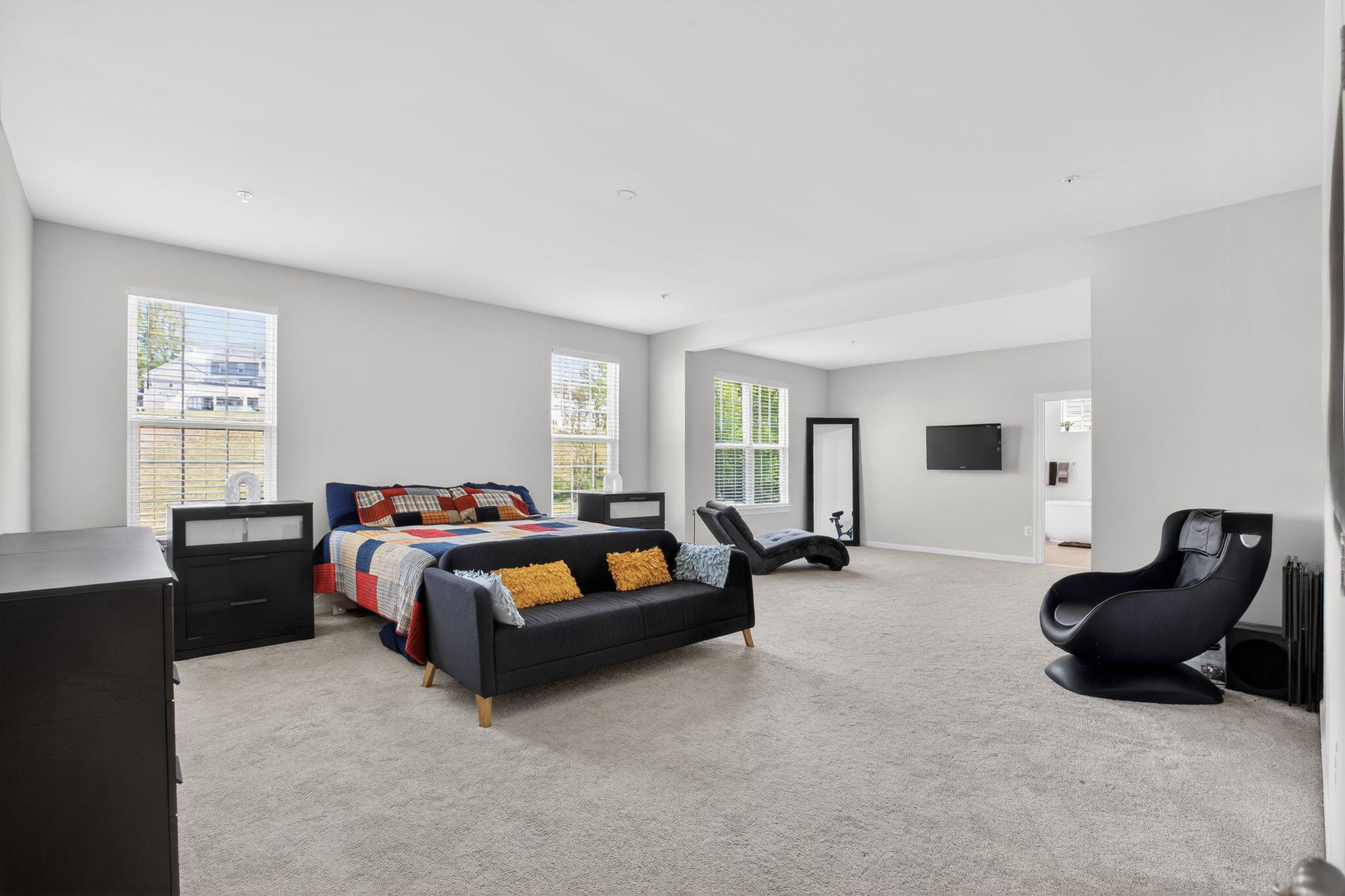 5500 Big Huntingdon Lane Brandywine, MD 20613 - Photo 14 of 31 Spacious primary bedroom with large sitting area.
