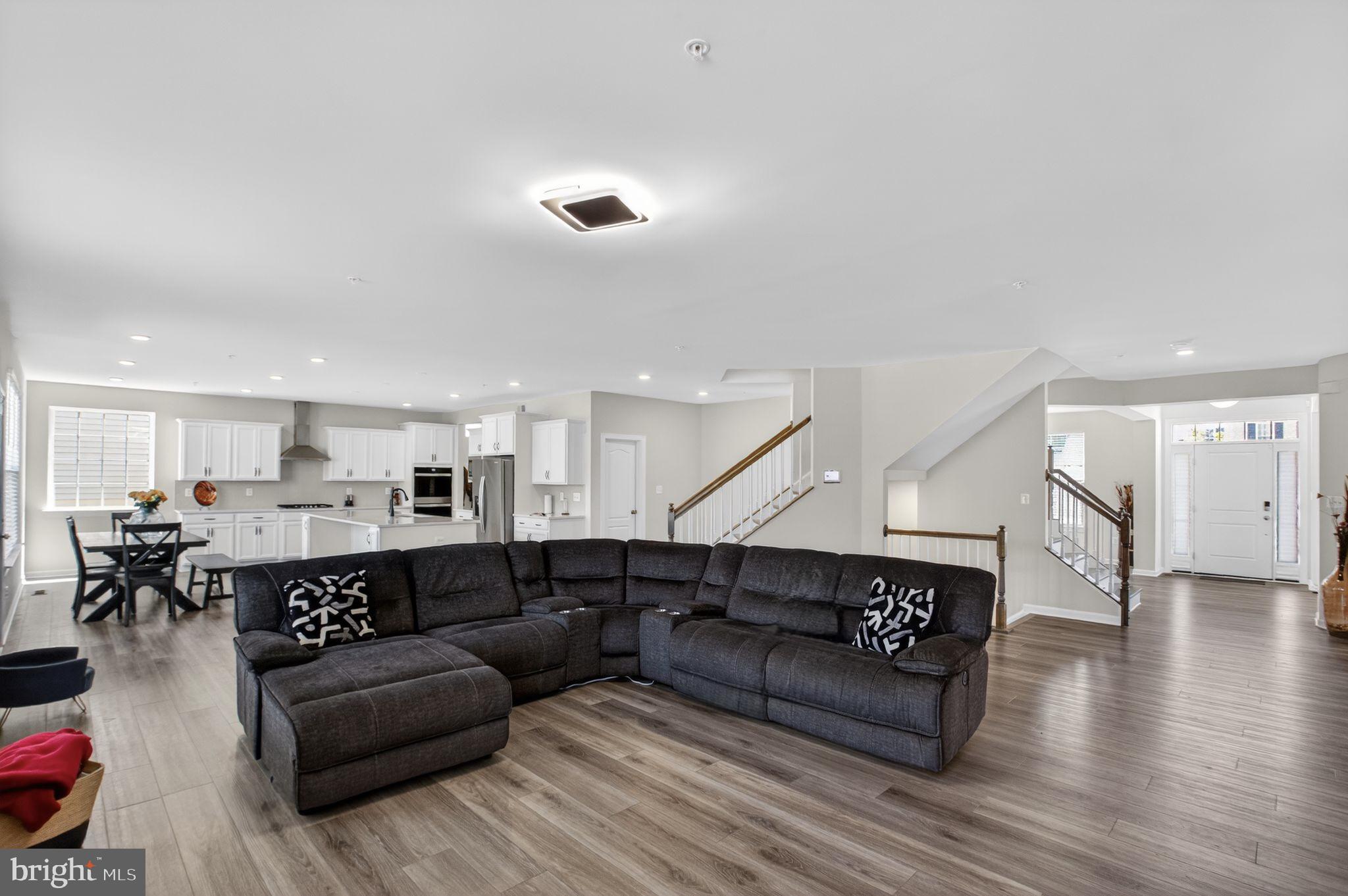 5500 Big Huntingdon Lane Brandywine, MD 20613 - Photo 8 of 31 Spacious modern living area awaits you.