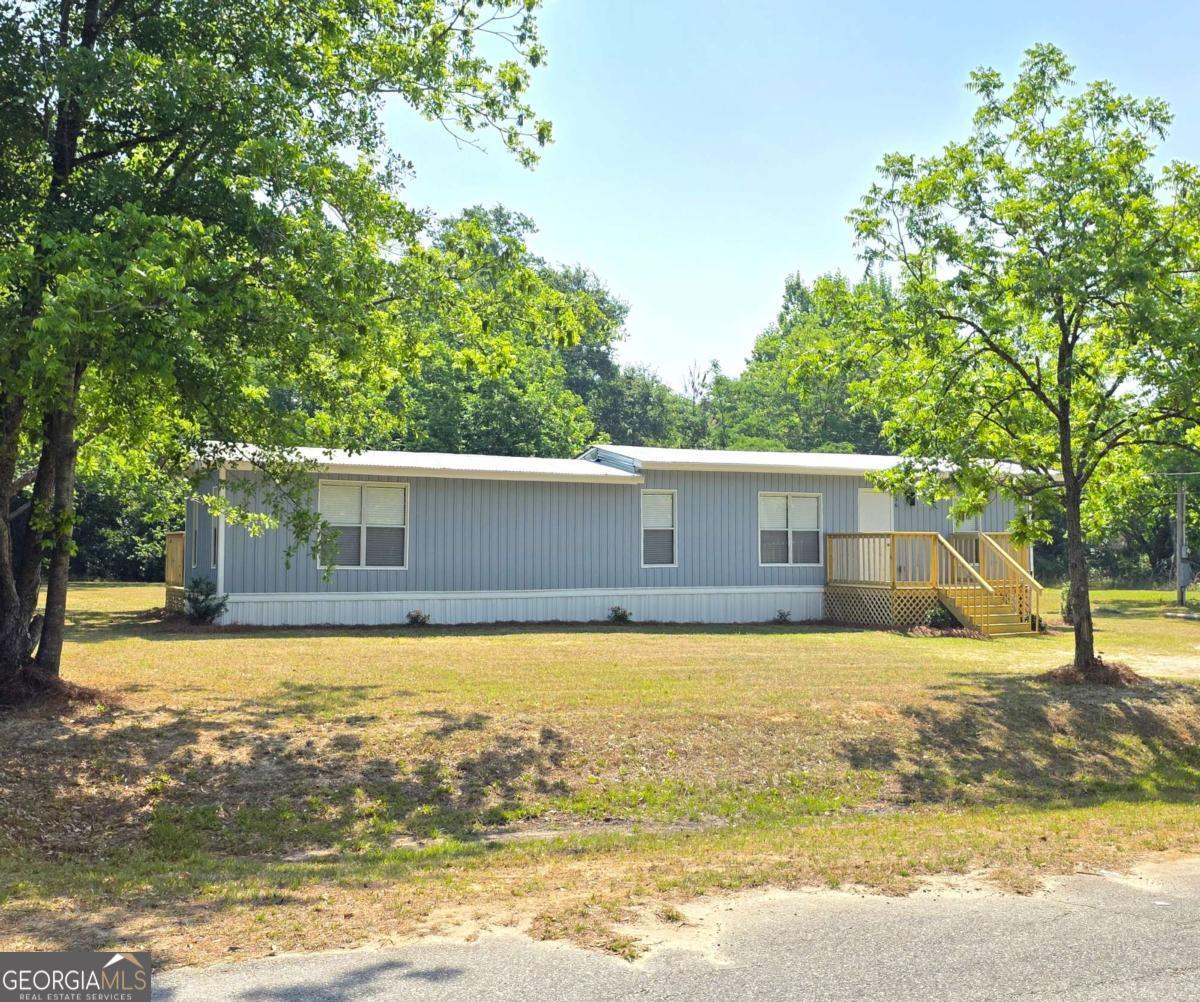 956 Donaldson Street Metter, GA 30439 - Photo 3 of 49 a view of a swimming pool with a house