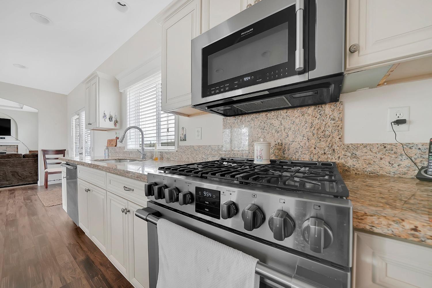 3745 Paramae Road Rail Road Flat, CA 95245 - Photo 12 of 95 Gas range with microwave hood