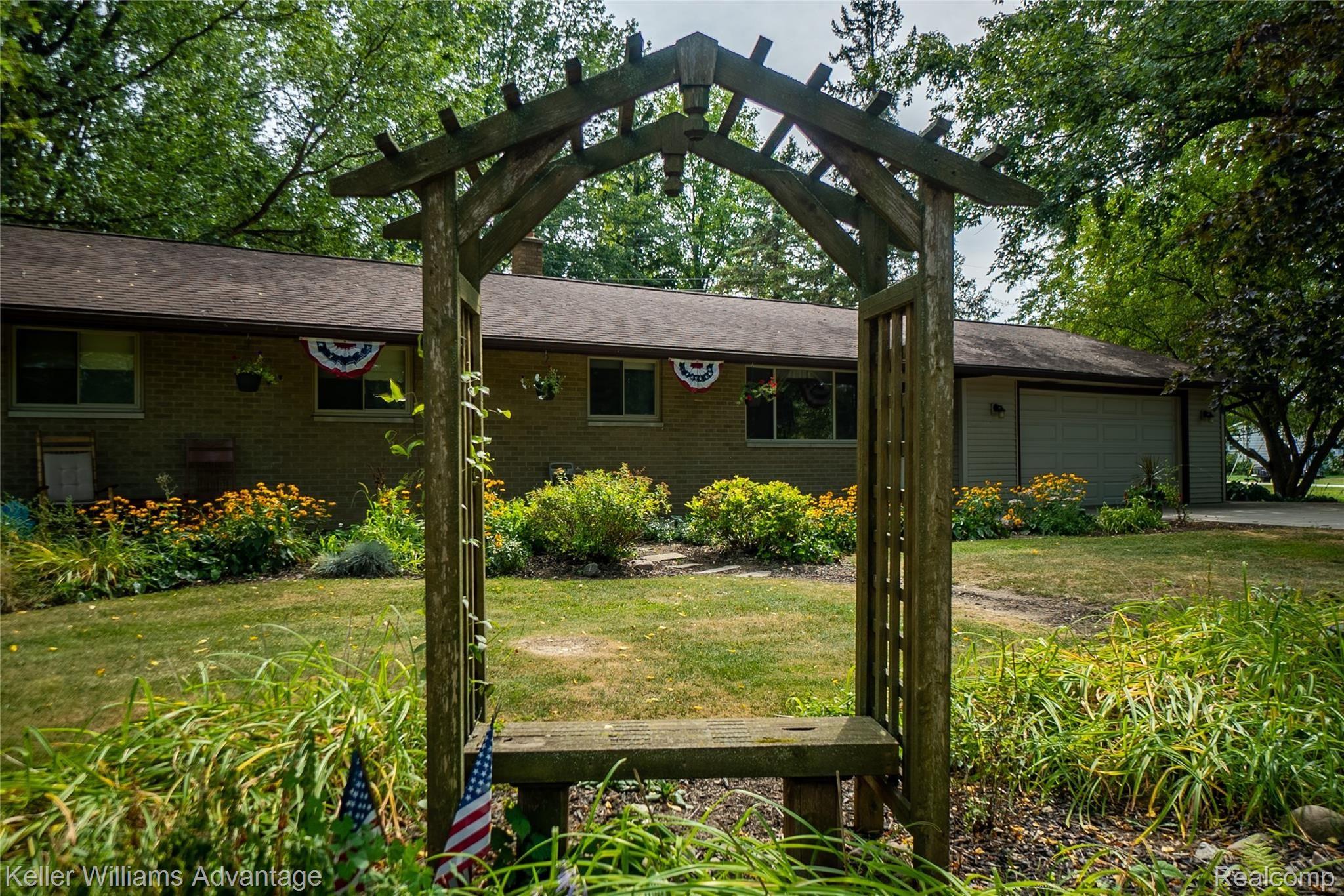 4077 West Ray Road Grand Blanc, MI 48439 - Photo 29 of 41 RayRd_4077_Fronthouse 3.jpg
